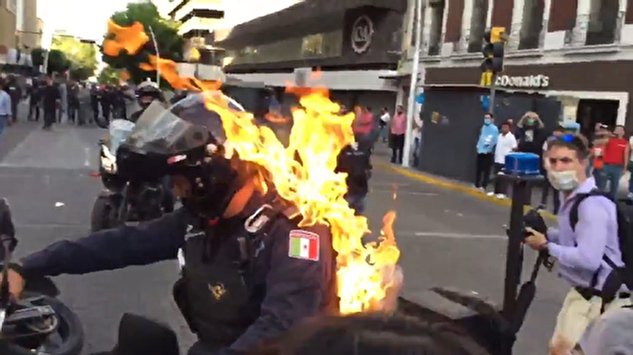 (ویدئو) آتش زدن یک پلیس توسط یک معترض