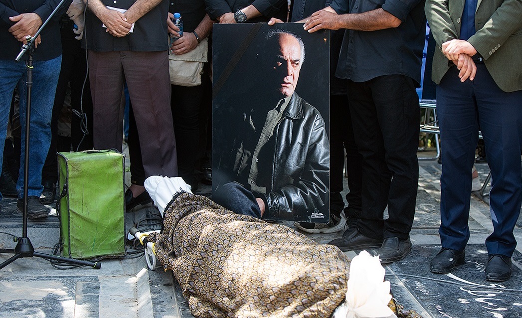 (تصاویر) متن و حاشیه مراسم خاکسپاری سیروس گرجستانی