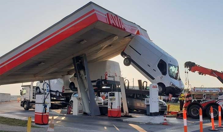 (عکس) اتفاقی عجیب و غریب در یک پمپ بنزین!