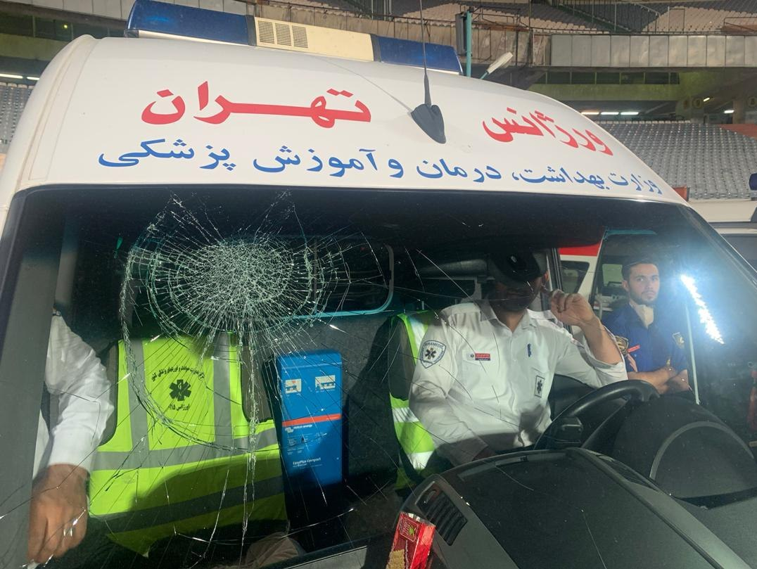 (عکس) مسعود شجاعی شیشه آمبولانس را شکست