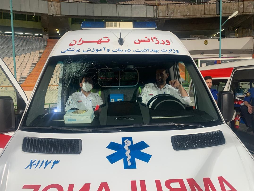 (عکس) مسعود شجاعی شیشه آمبولانس را شکست