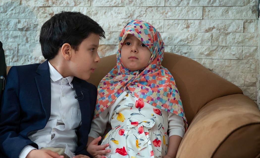 (تصاویر) اهدای لباس تفحص شده شهید الله کرم به خانواده اش