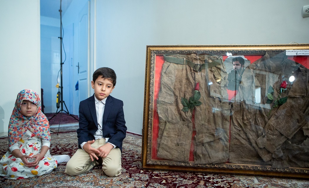 (تصاویر) اهدای لباس تفحص شده شهید الله کرم به خانواده اش
