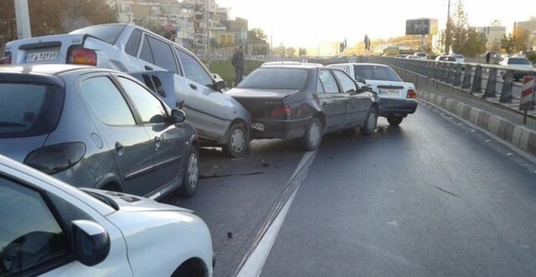 تصادف زنجیره‌ای بیش از 50 خودرو در اتوبان کرج - قزوین