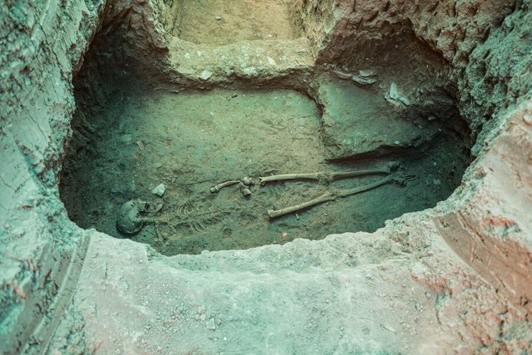 گنج مدفون شده در کنار  اسکلت زن اشکانی بانوی گنج
