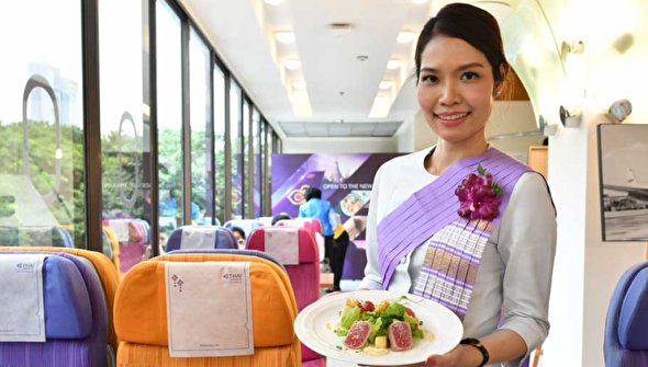 (تصاویر) استقبال از سرویس غذای هواپیما در یک رستوران