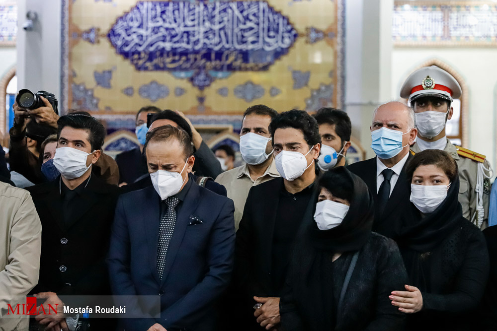 (تصاویر) همسر و فرزندان محمدرضا شجریان در مراسم وداع با پیکر استاد
