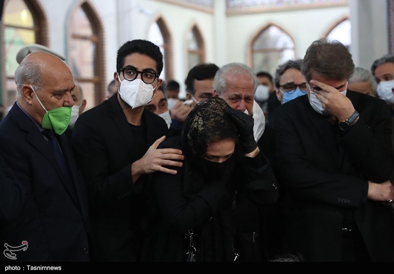 (تصاویر) همسر و فرزندان محمدرضا شجریان در مراسم وداع با پیکر استاد