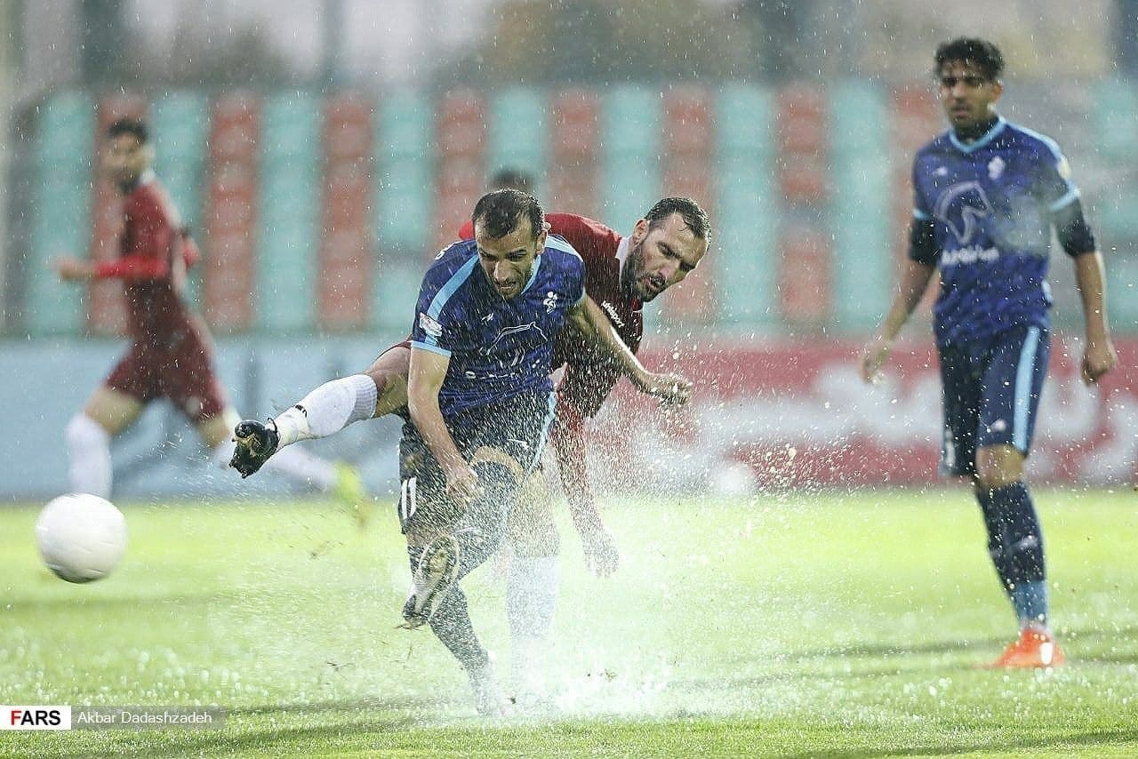 (عکس) بارش شدید باران بازی لیگ برتری را لغو کرد