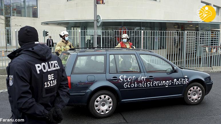 (عکس) برخورد یک خودرو با ساختمان دفتر آنگلا مرکل