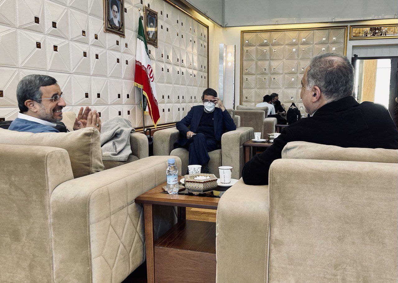 (تصاویر) احمدی‌نژاد در فرودگاه و پیش از سفر به ترکیه