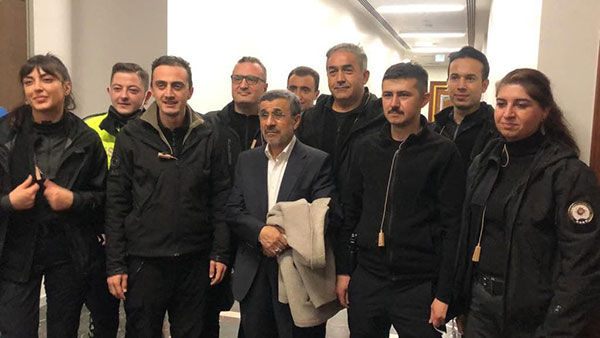عکس یادگاری احمدی‌نژاد با تیم حفاظت ترکیه‌ای