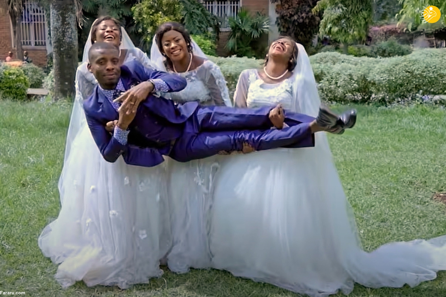 (تصاویر) جشن ازدواج یک مرد با خواهران سه قلو!