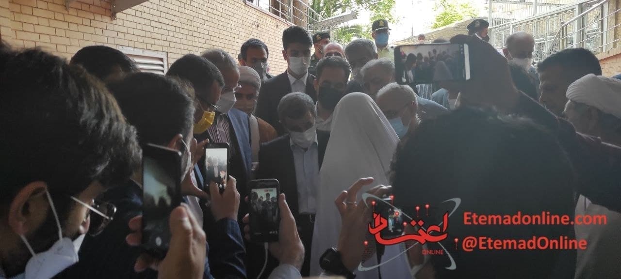 (تصویر) دختر سفیدپوش همراه احمدی‌نژاد که بود؟