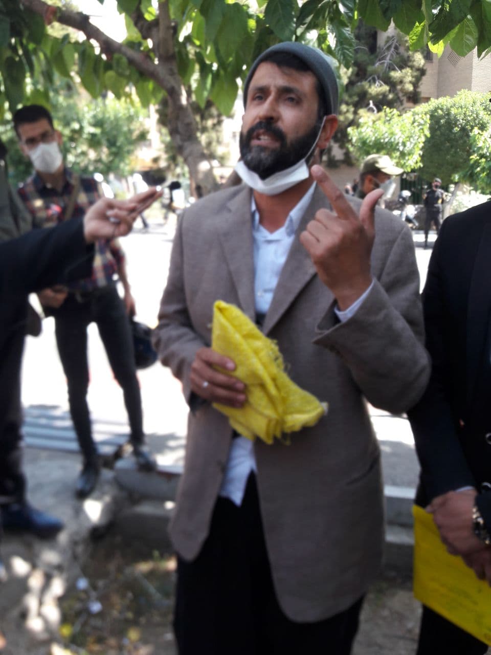 (تصویر) حضور بازیگر طنز با گونی زرد در وزارت کشور