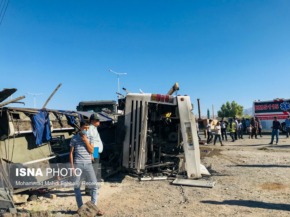 (تصاویر) واژگونی اتوبوس؛ پنج سرباز معلم جان باختند 5