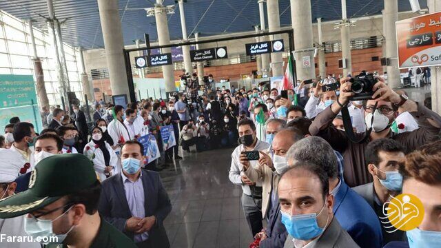 (عکس) استقبال جالب از طلایی کاروان ایران در المپیک؛ فروغی با لباس پرستاری آمد 3