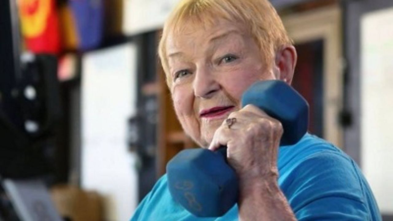 رکوردشکنی مادربزرگ 100ساله در رشته وزنه‌برداری 3