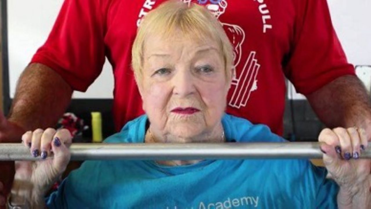 رکوردشکنی مادربزرگ 100ساله در رشته وزنه‌برداری 2