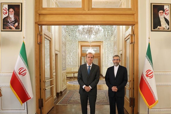 (تصاویر) دیدار و گفت‌وگوی «انریکه مورا» با علی باقری در تهران