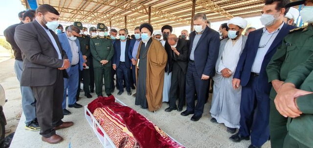 (تصاویر) تشییع و خاکسپاری فرزند شهید پرازیده که خودسوزی کرد