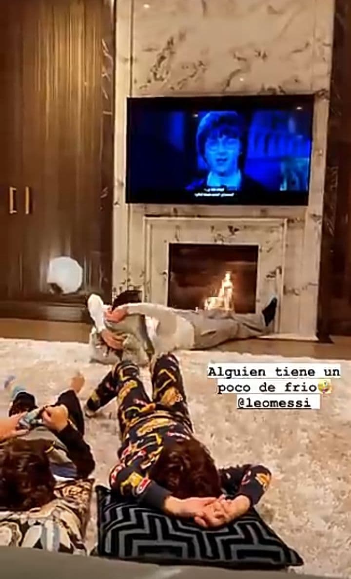 مسی جلوی تلویزیون دراز کشیده و هری‌پاتر می بیند!