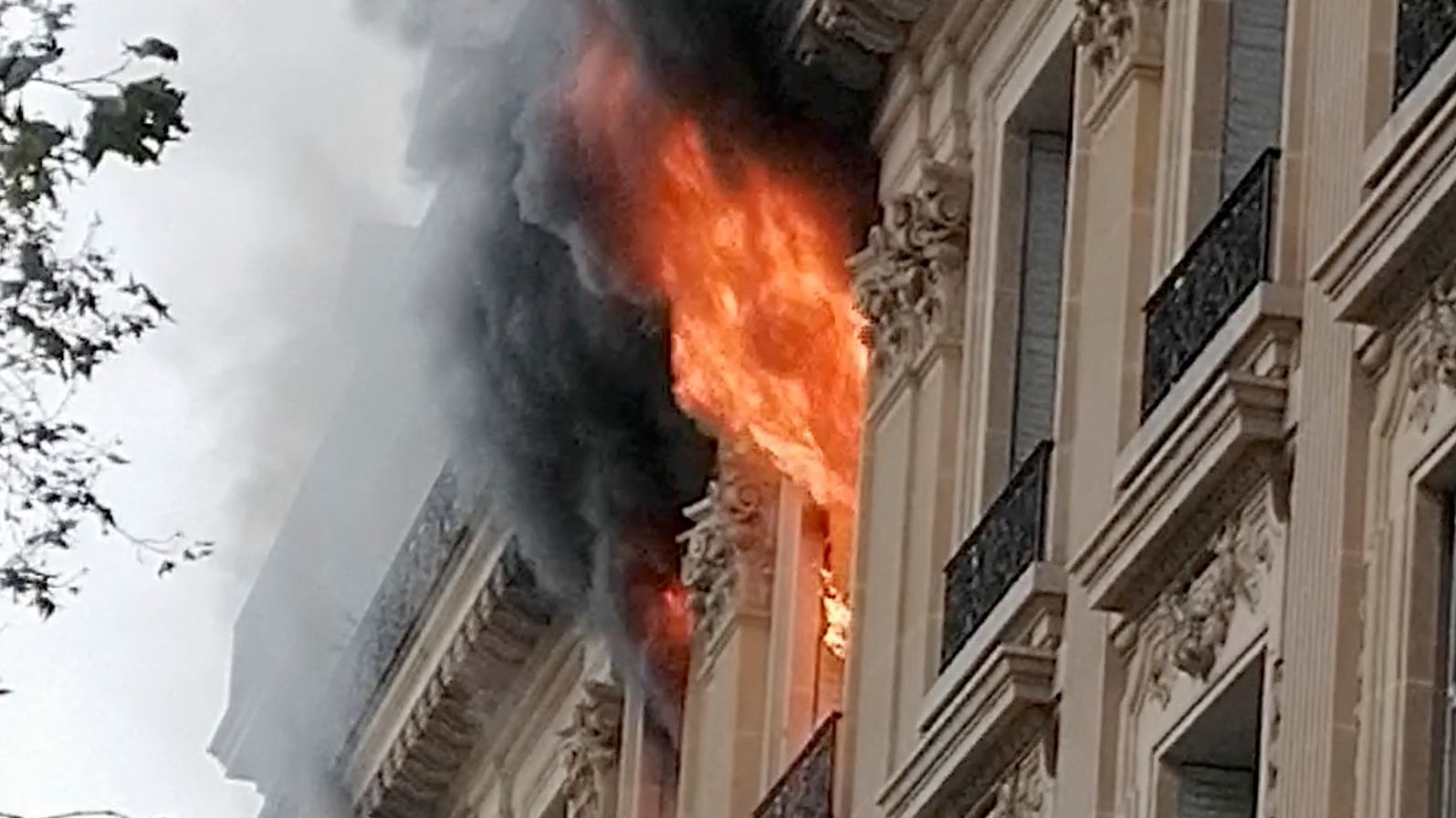 پاریس در دود و آتش