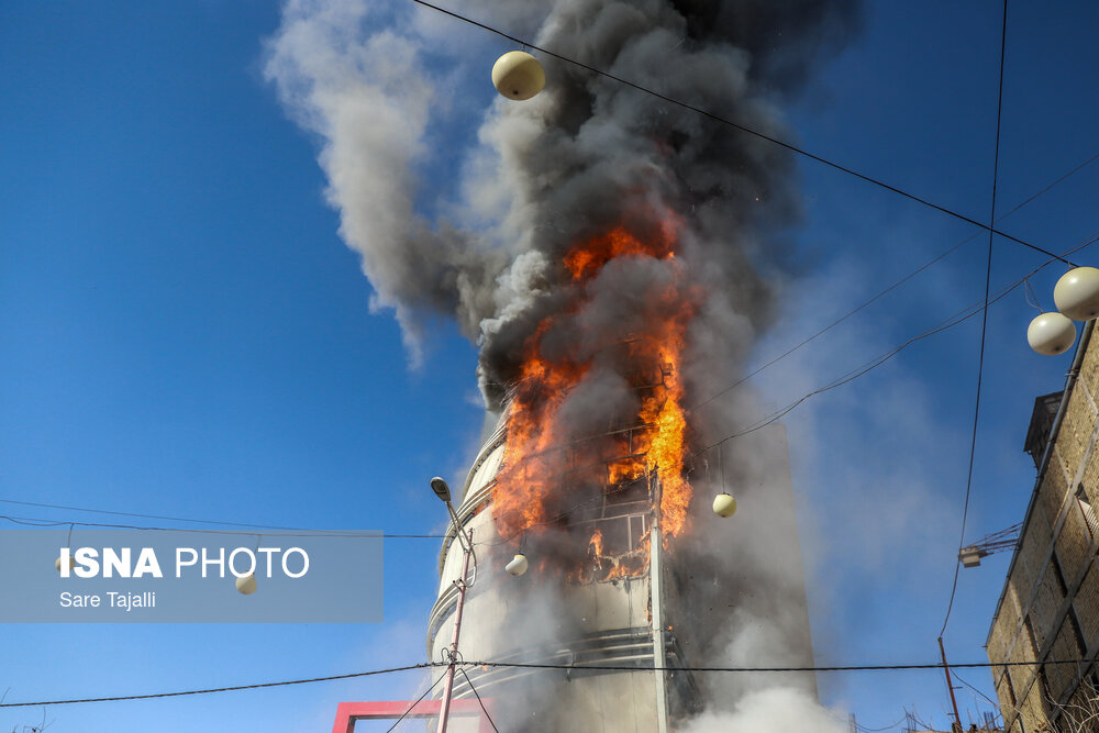 آتش‌سوزی گسترده در پاساژ اباصالح در کرمان