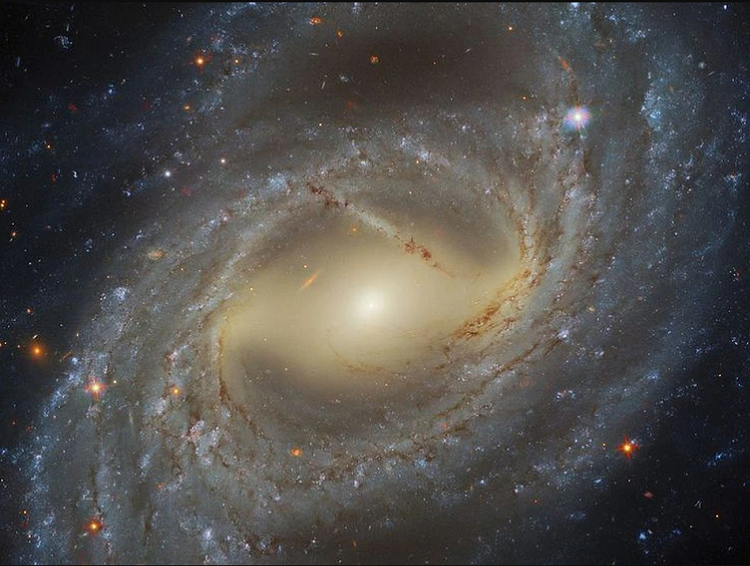 تصویر خیره کننده تلسکوپ هابل از یک کهکشان در حال چرخش