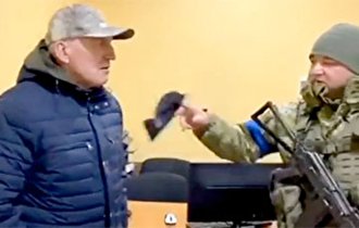 (ویدئو) تحقیر سفیر بلاروس توسط یک نظامی اوکراینی