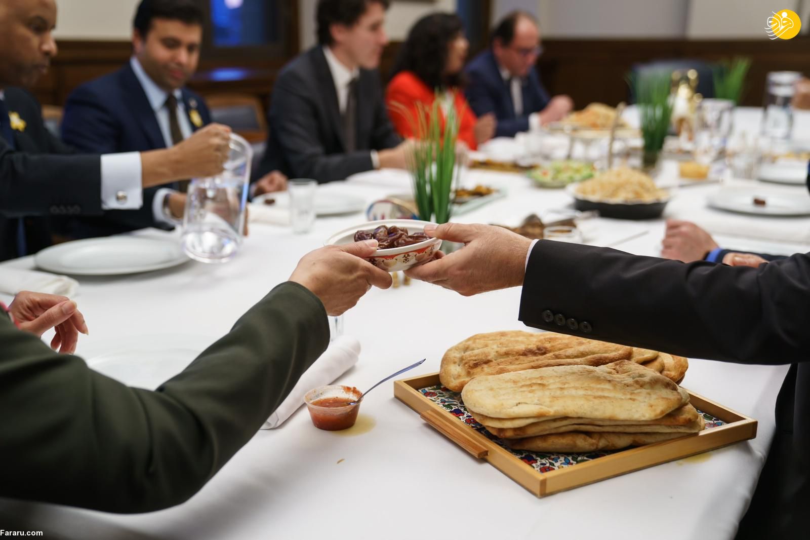 (عکس) نخست وزیر کانادا بر سر سفره افطار مسلمانان