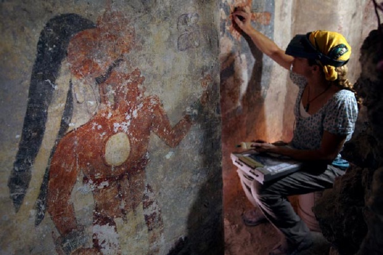 نقاشی دیواری داخل هرم باستانی مایاها