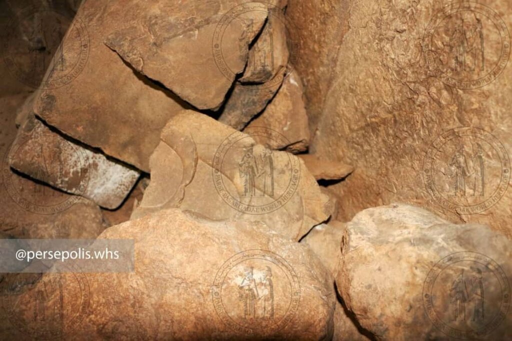 (تصاویر) کشف قطعات سنگی جدید با نقش برجسته و کتیبه در تخت جمشید