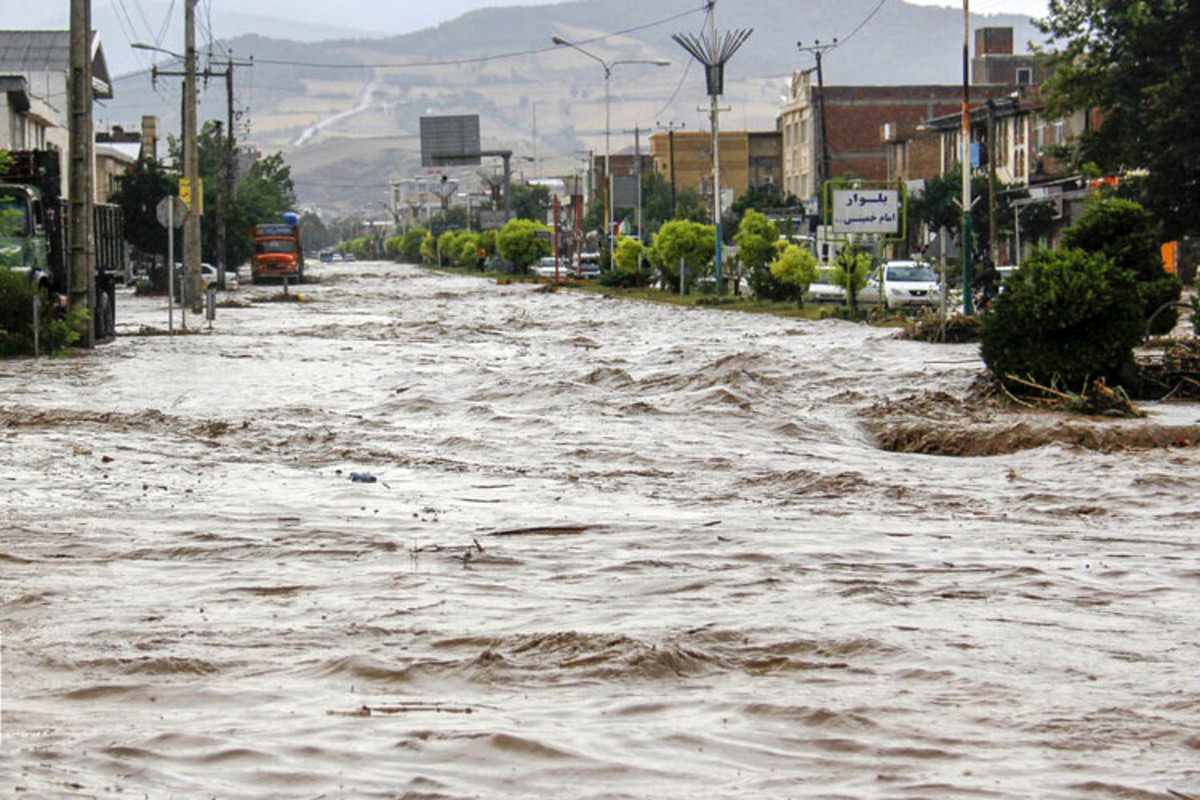 سیل و رعد و برق جان 2 نفر را گرفت