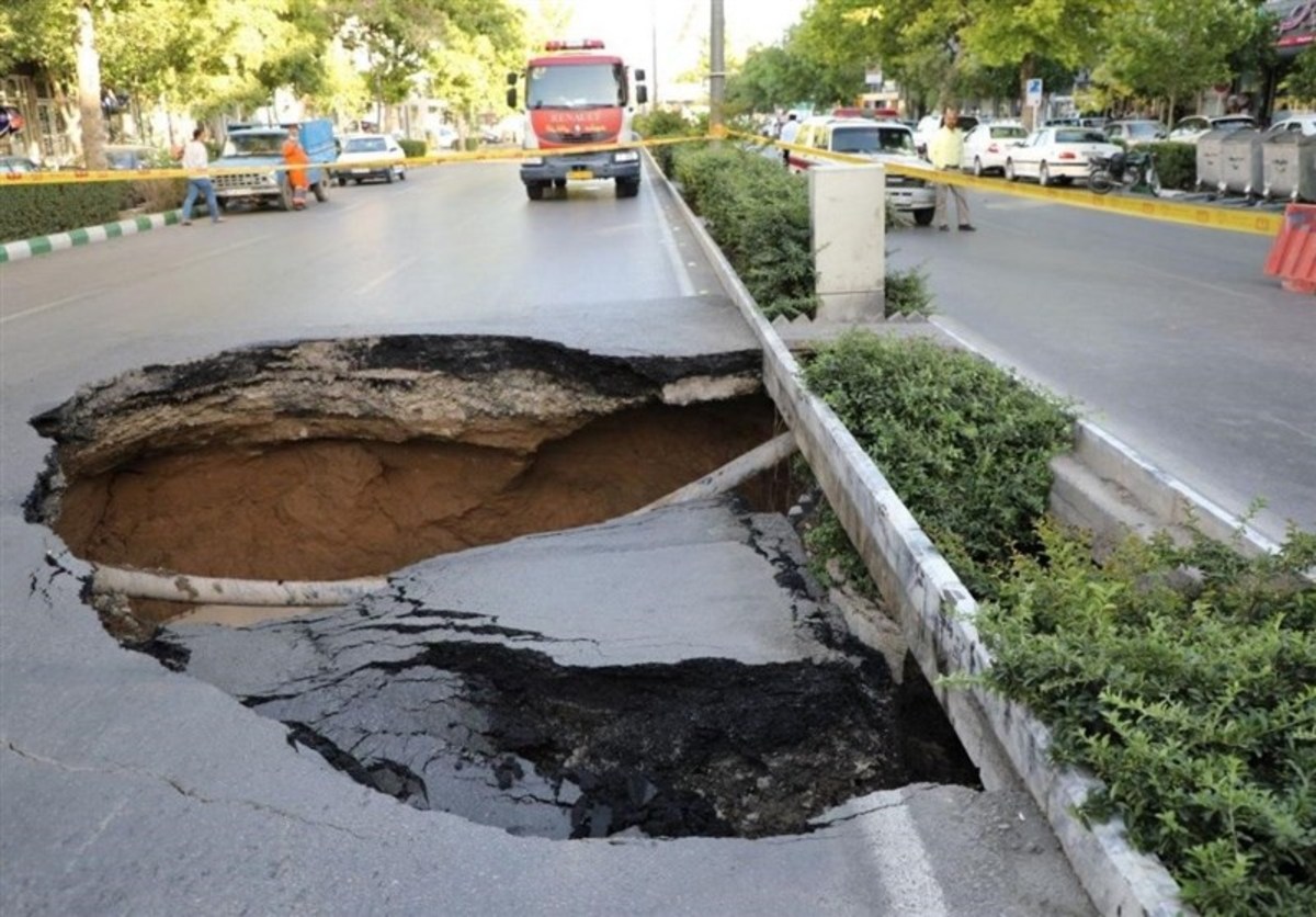 فرونشست زمین در بزرگراه شهید آبشناسان