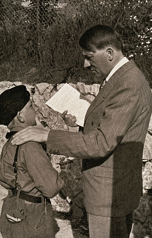 هیتلر چگونه «پیشوا» شد؛ تصاویری از تبلیغات تاثیرگذار نازی‌ها