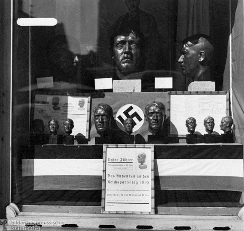 هیتلر چگونه «پیشوا» شد؛ تصاویری از تبلیغات تاثیرگذار نازی‌ها