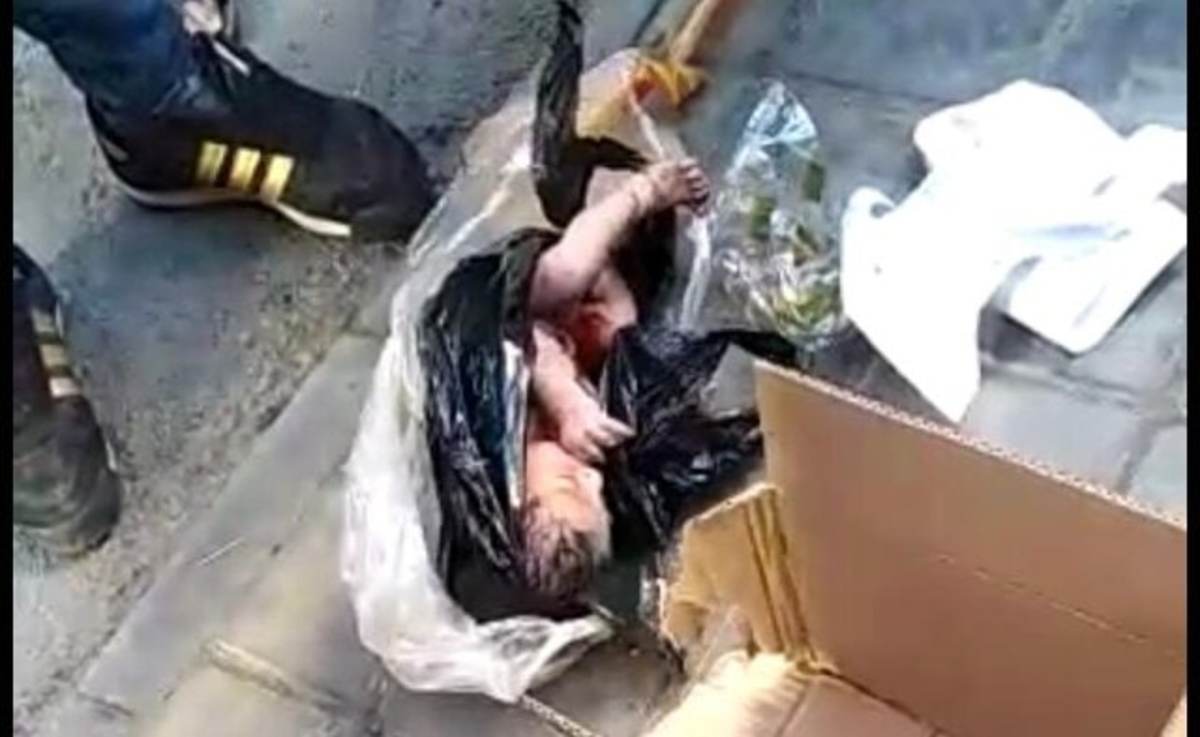 (ویدئو) تصاویری غم‌انگیز از لحظه پیدا کردن نوزاد در سطل زباله‌