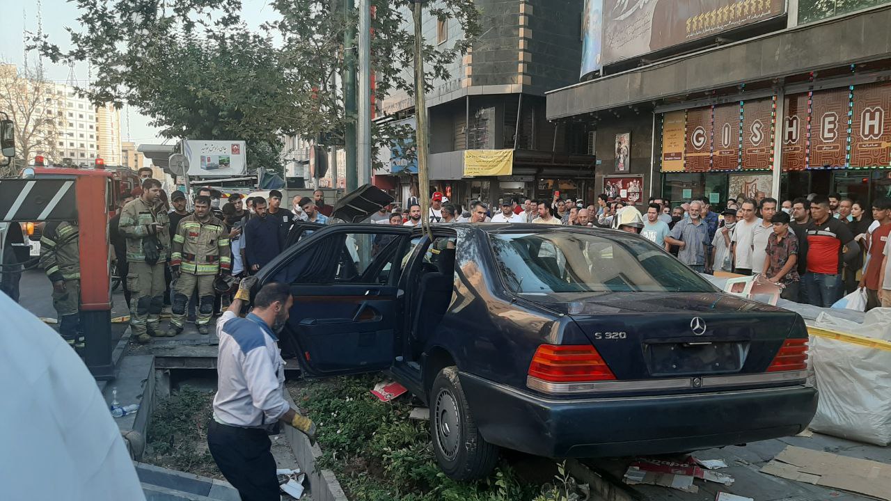 (تصاویر) تصادف شدید بنز تشریفات وزارت خارجه؛ دو نفر کشته شدند