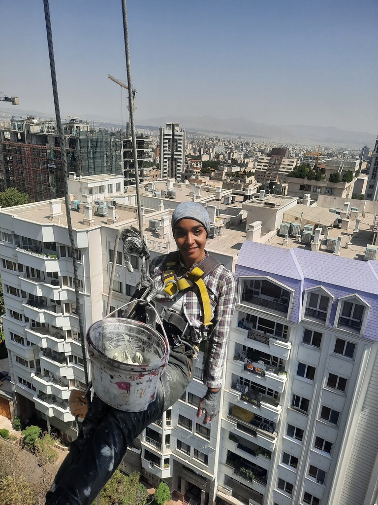 (تصاویر) شغل خطرناک‌ دختر ۲۳ ساله ایرانی؛ فاطمه روزی ۱۲ ساعت در ارتفاع کار می‌کند