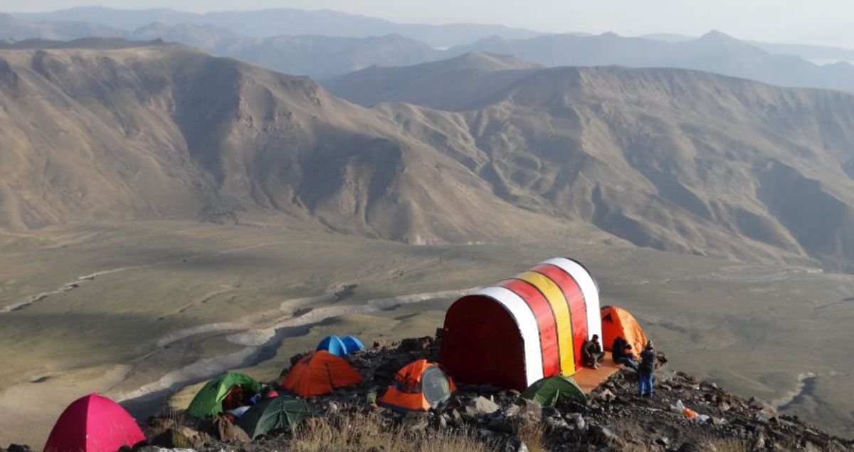 عملیات نفس‌گیر هلال‌احمر در دره‌یخار برای پیدا کردن کوهنوردان