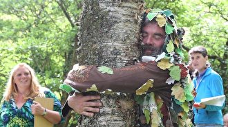 (ویدئو) مسابقه در آغوش گرفتن درختان