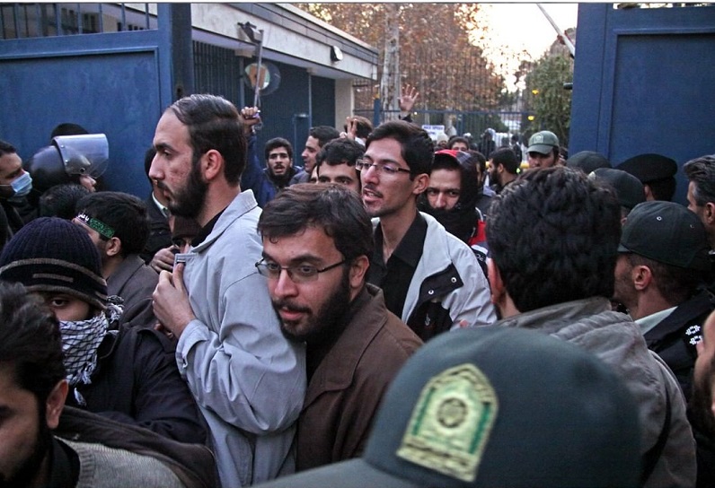 (تصویر) علی فروغی در بین مهاجمان سفارت انگلیس در سال ۱۳۹۰
