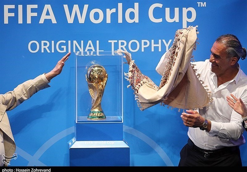 (تصاویر) حاشیه‎‌های رونمایی از کاپ جام جهانی؛ از ازدحام و بی نظمی تا قهر نماینده‌ی فیفا!