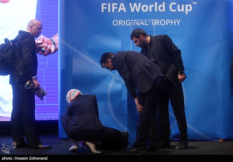 (تصاویر) حاشیه‎‌های رونمایی از کاپ جام جهانی؛ از ازدحام و بی نظمی تا قهر نماینده‌ی فیفا!