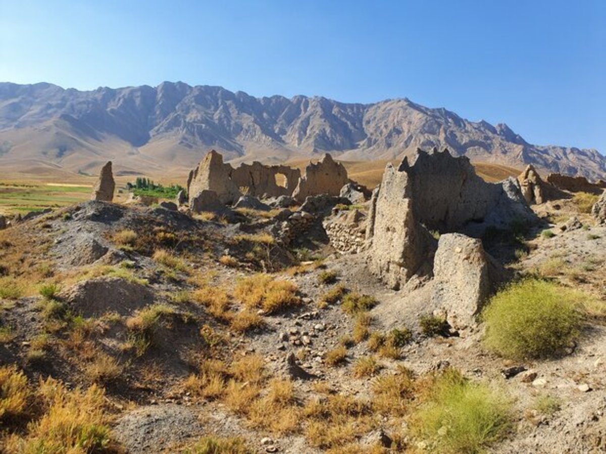 (تصاویر) روستایی متروک با سنگ قبر‌هایی سالم‌تر از خانه هایش!