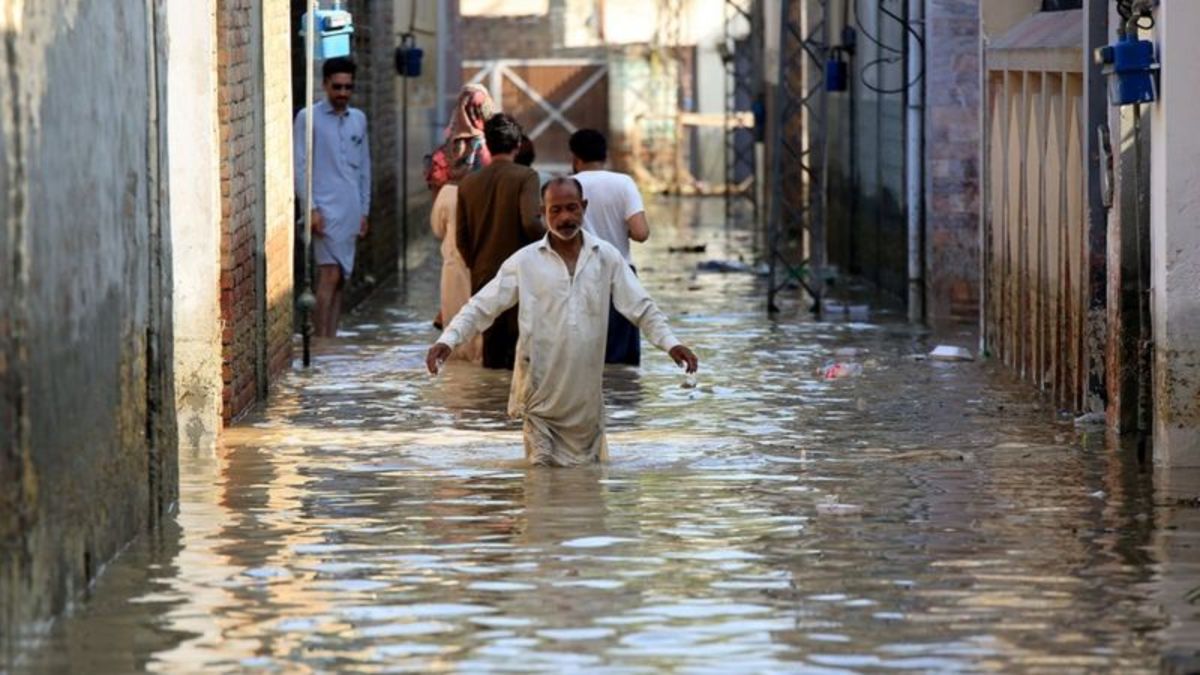 «یک سوم پاکستان زیر آب است»