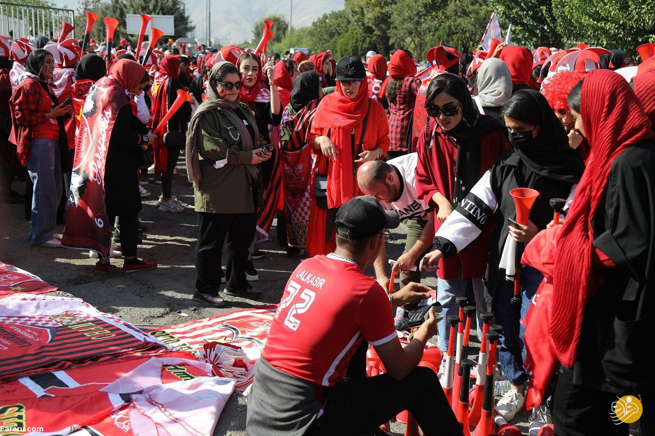 (تصاویر) اولین حضور دختران پرسپولیسی در ورزشگاه آزادی؛ سلفی گل‎محمدی با هواداران