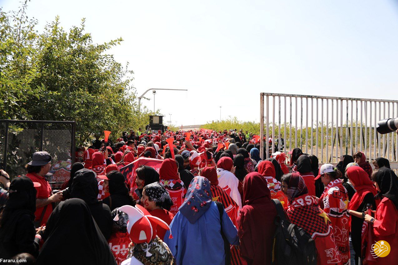 (تصاویر) اولین حضور دختران پرسپولیسی در ورزشگاه آزادی؛ سلفی گل‎محمدی با هواداران