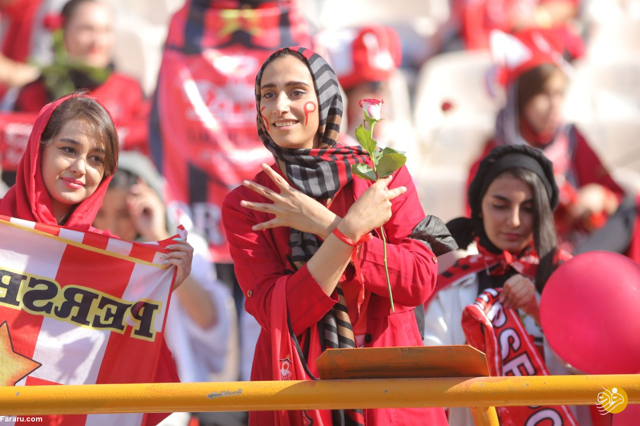 (تصاویر) اولین حضور دختران پرسپولیسی در ورزشگاه آزادی؛ سلفی گل‎محمدی با هواداران